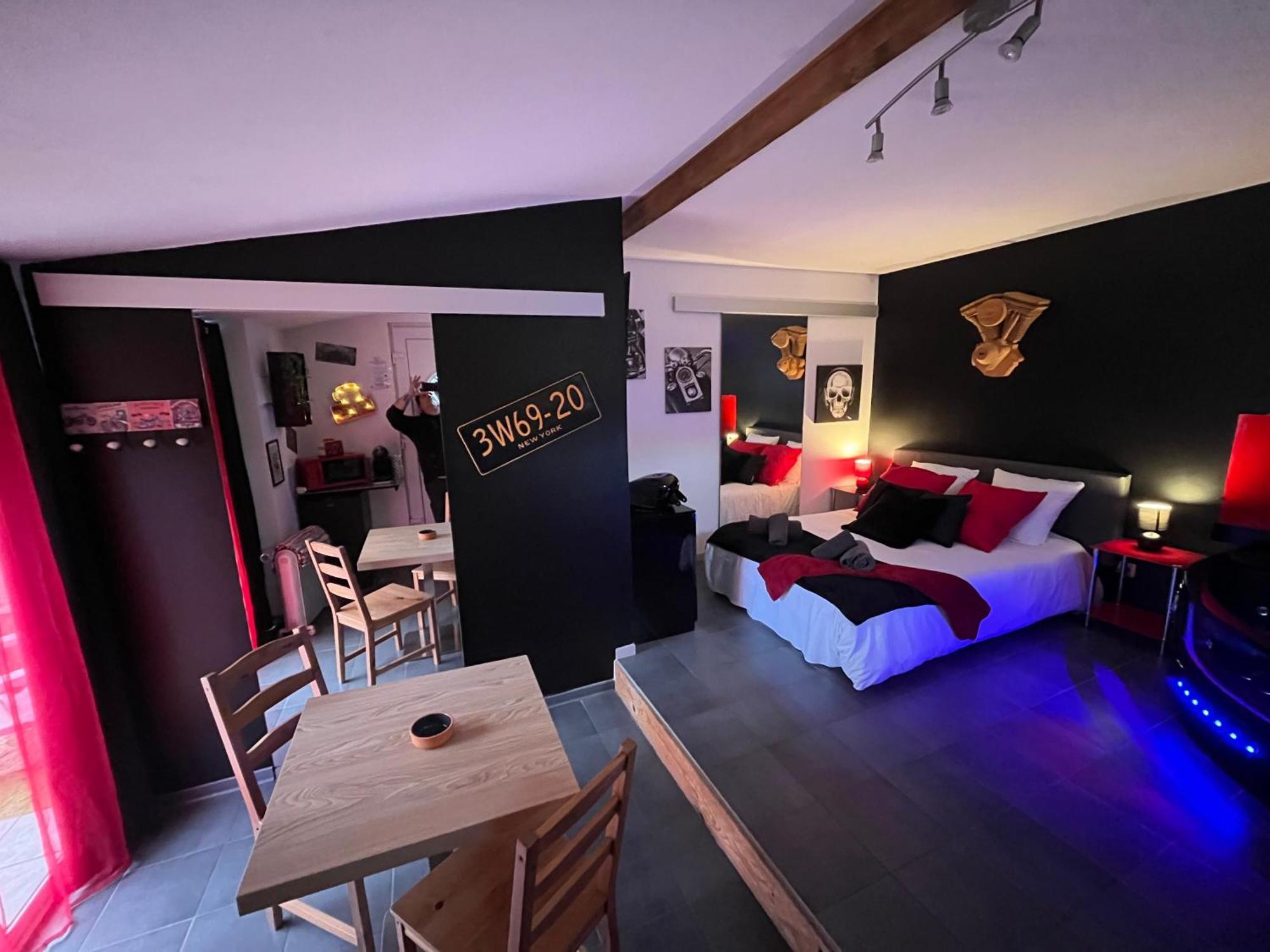 "Le Maloya" Chalets Independants -Chambre Balneo - Relais Motards Lacaune Exterior photo